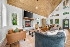 Smart TV, fireplace, video games, foosball - Luxury Treehouse! Unique, Elevated & Magical! (Broken Bow)