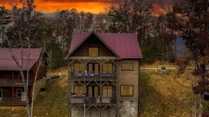 Exterior - No Worries: Mtn Views, Home Theater, Game Room, Fire pit, Hot Tub, Wifi and more (Sevierville)