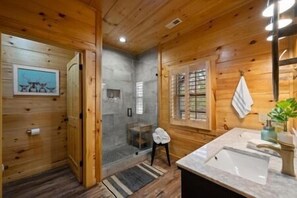 Hair dryer, towels - No Worries: Mtn Views, Home Theater, Game Room, Fire pit, Hot Tub, Wifi and more (Sevierville)