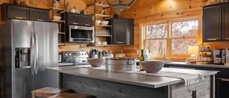 Kjøleskap, mikrobølgeovn, ovn og kokeplater