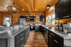 Fridge, microwave, oven, stovetop - No Worries: Mtn Views, Home Theater, Game Room, Fire pit, Hot Tub, Wifi and more (Sevierville)