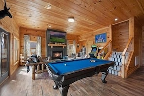 Games room - No Worries: Mtn Views, Home Theater, Game Room, Fire pit, Hot Tub, Wifi and more (Sevierville)