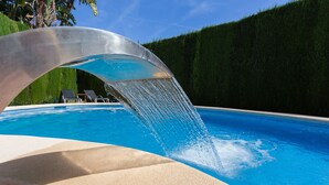 Une piscine agrémentée d’un élément décoratif aquatique.