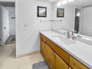 Shower, hair dryer, towels - Ma'alaea Surf #G-2 – Relaxing Ground-Floor Getaway (Kihei, Maui)