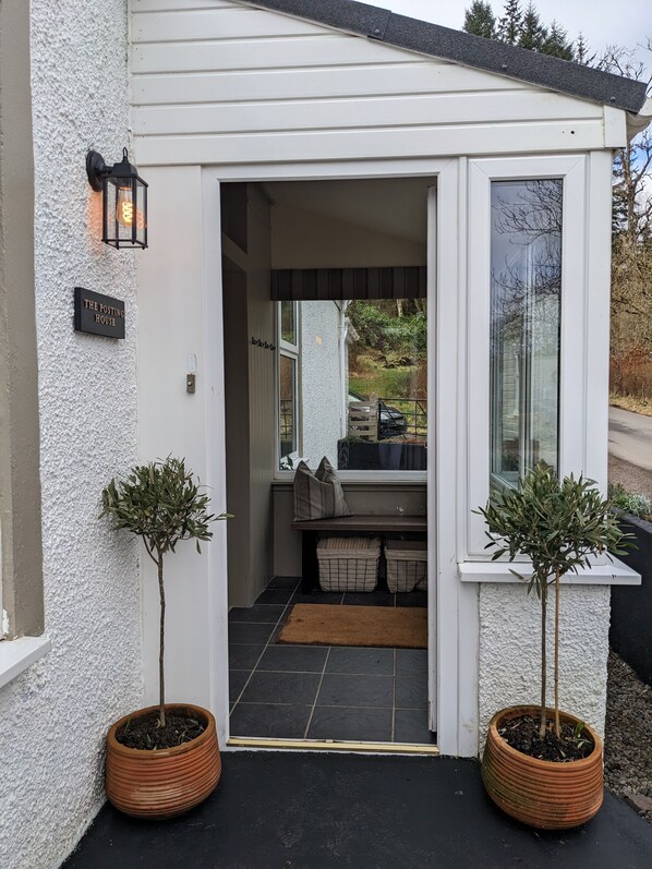 Exterior detail - Cosy Scottish cottage -close to Loch Awe & Oban - family & dog freindly. (Kilchrenan)