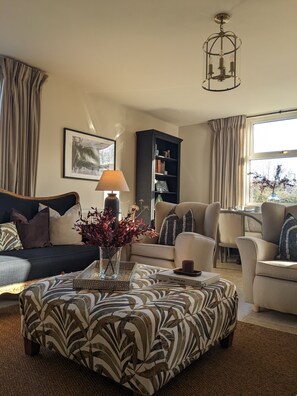 Smart TV, fireplace, books, stereo - Cosy Scottish cottage -close to Loch Awe & Oban - family & dog freindly. (Kilchrenan)