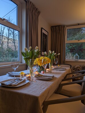 Dining - Cosy Scottish cottage -close to Loch Awe & Oban - family & dog freindly. (Kilchrenan)