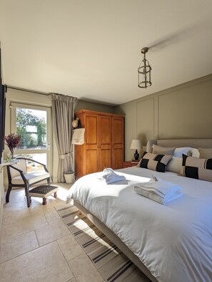 3 bedrooms, iron/ironing board, travel crib, free WiFi - Cosy Scottish cottage -close to Loch Awe & Oban - family & dog freindly. (Kilchrenan)