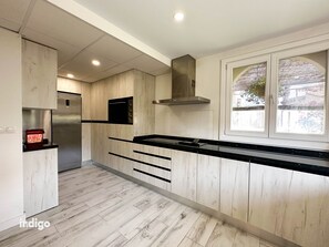 Een koelkast, een magnetron, een oven, een vaatwasser