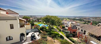 Bright Refurbished 3 Bedroom Townhouse ALI001