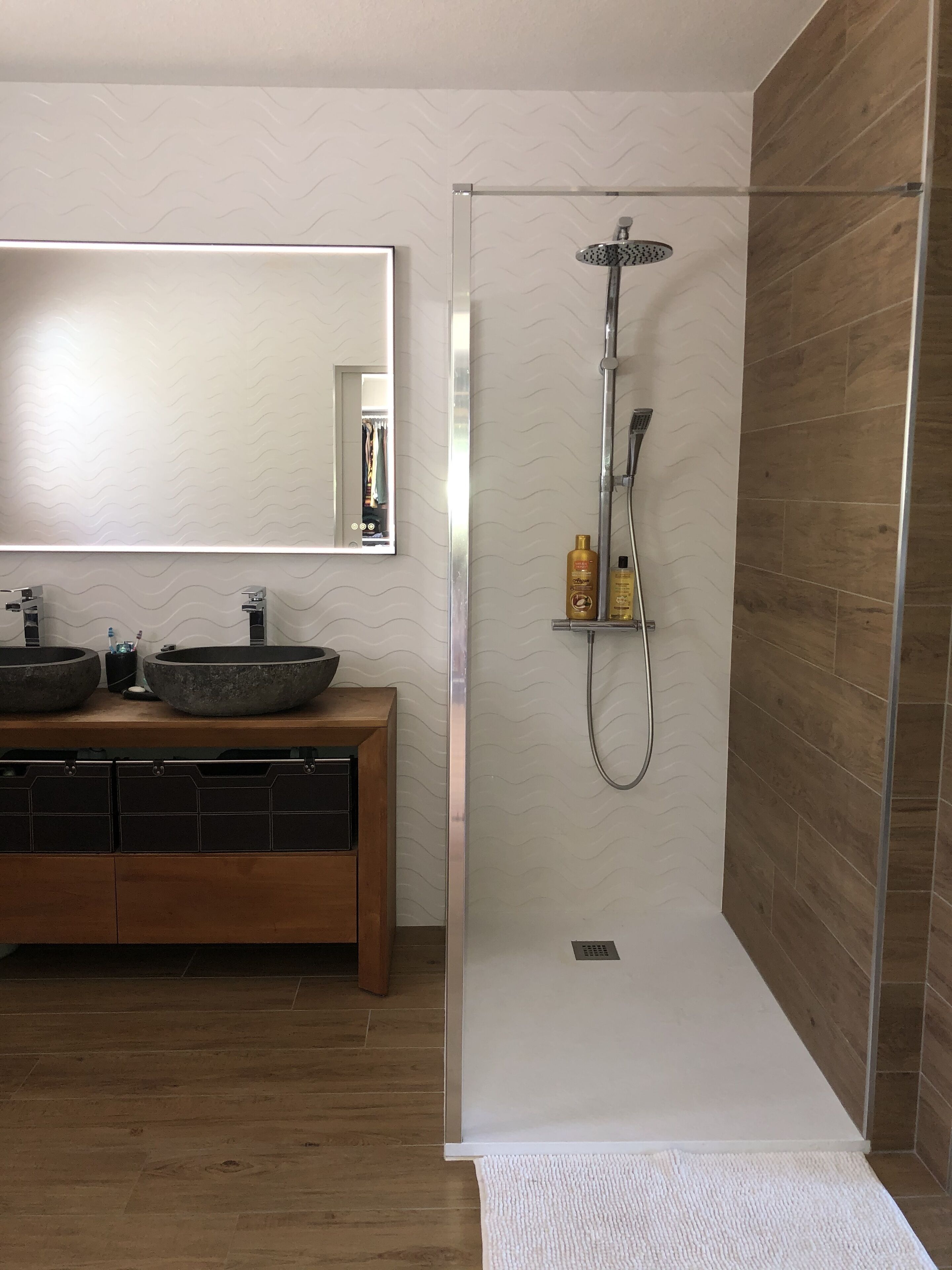 Douche, sèche-cheveux, serviettes fournies, papier toilette