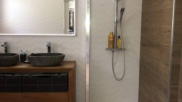 Douche, sĂšche-cheveux, serviettes fournies, papier toilette