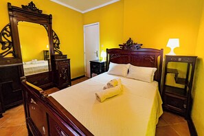 6 slaapkamers, een strijkplank/strijkijzer, reisbedje, gratis wifi