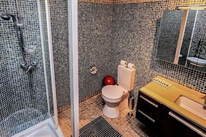 Een douche, een haardroger, handdoeken