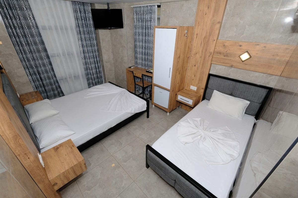 Chambre Triple Classique, plusieurs lits | 1 chambre, minibar, coffres-forts dans les chambres, bureau