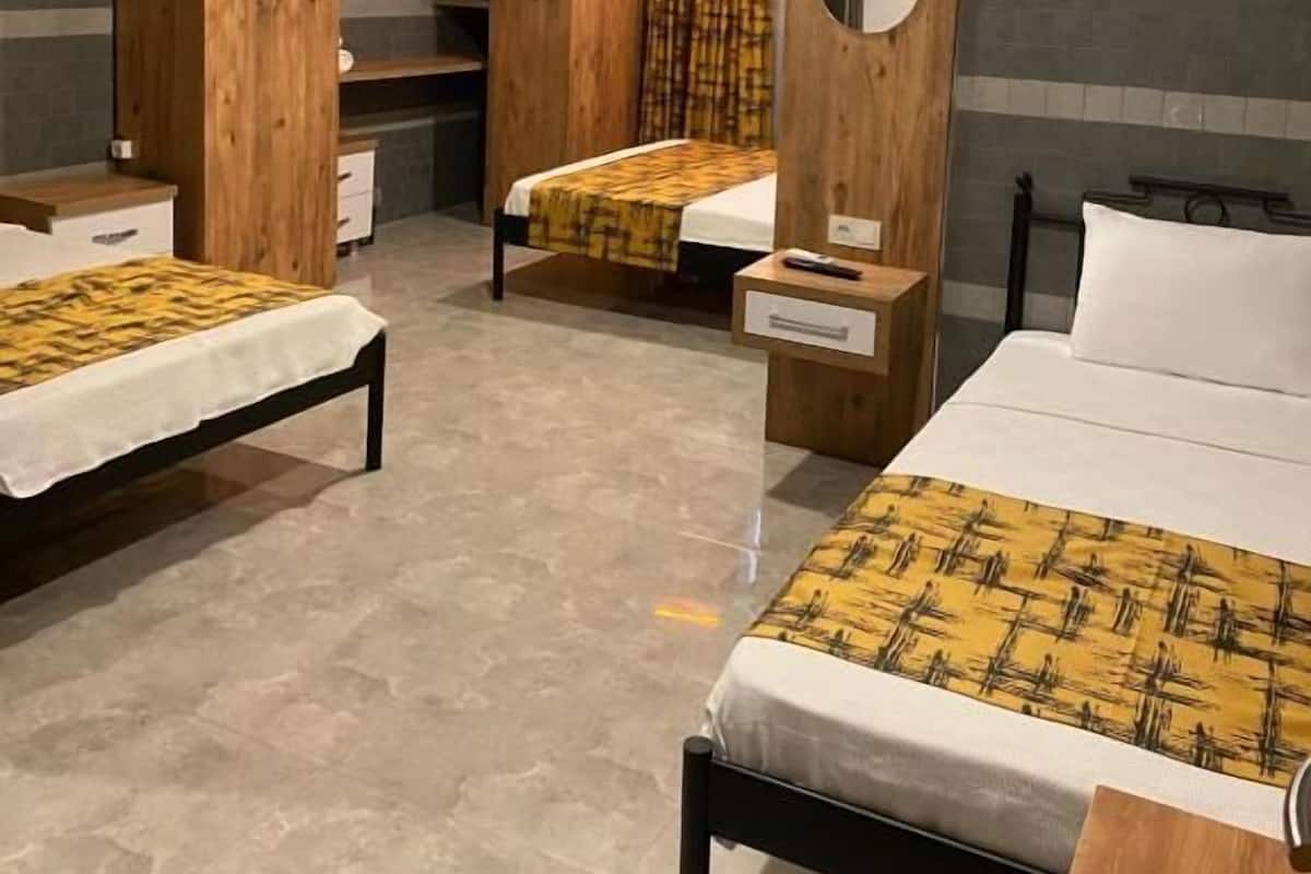 Habitación cuádruple familiar | Minibar, caja fuerte, escritorio y tabla de planchar con plancha