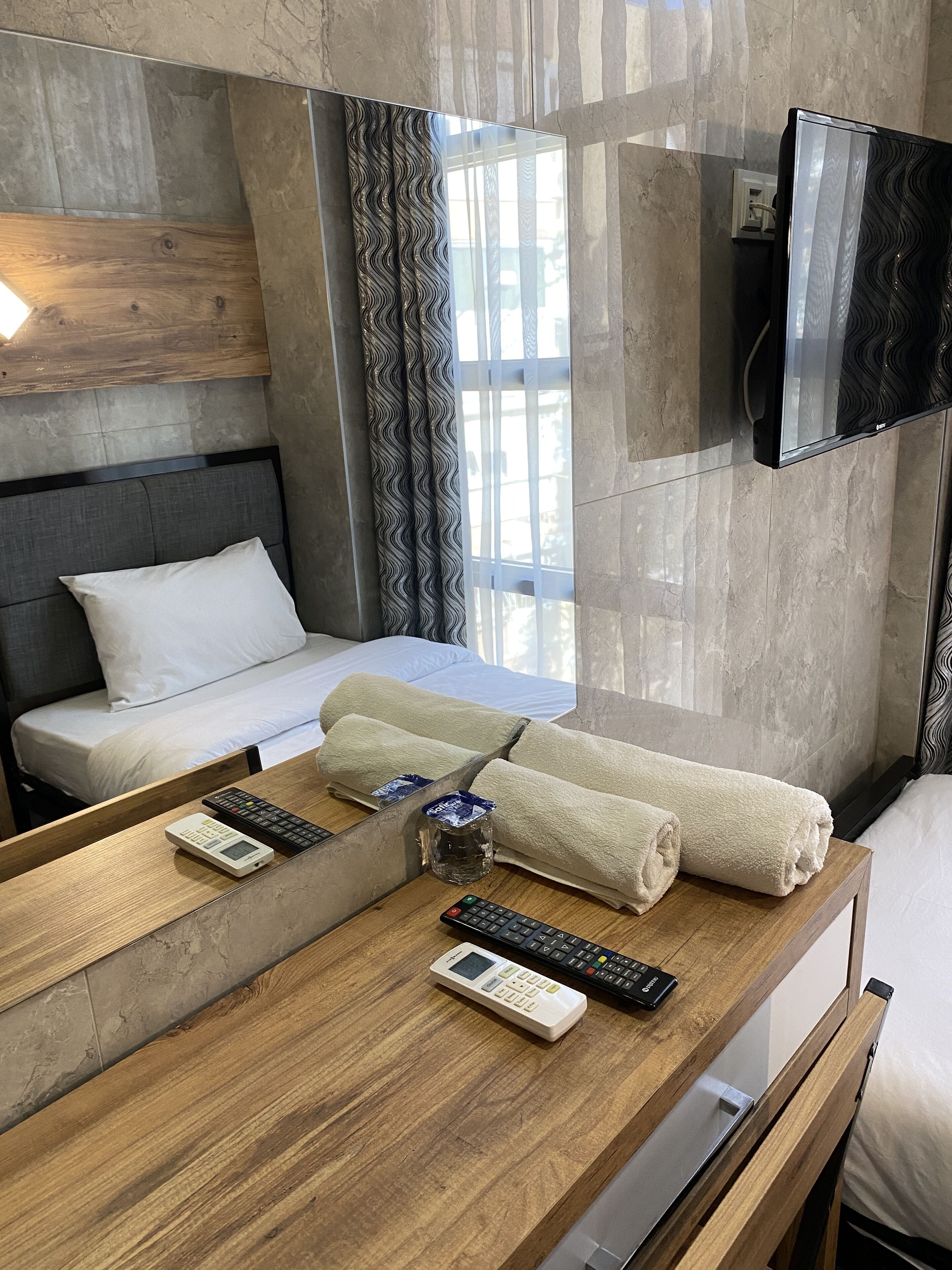 Single Room | Minibar, in-room safe, desk, iron/ironing board