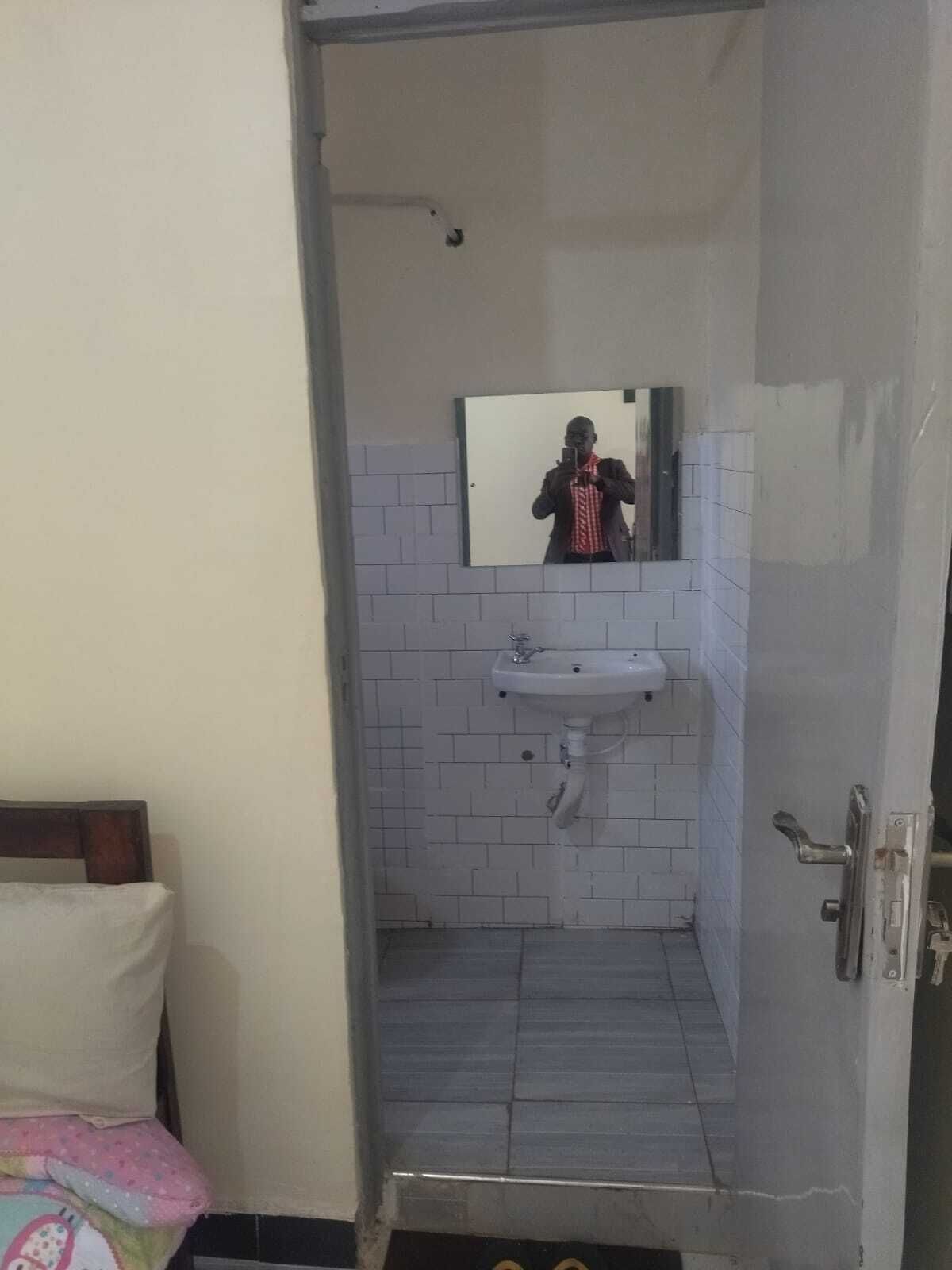Séchoir à cheveux, serviettes fournies, savon, papier de toilette