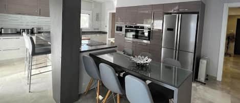 Villa | Özel mutfak | Buzdolabı, mikrodalga fırın, fırın, set üstü ocak