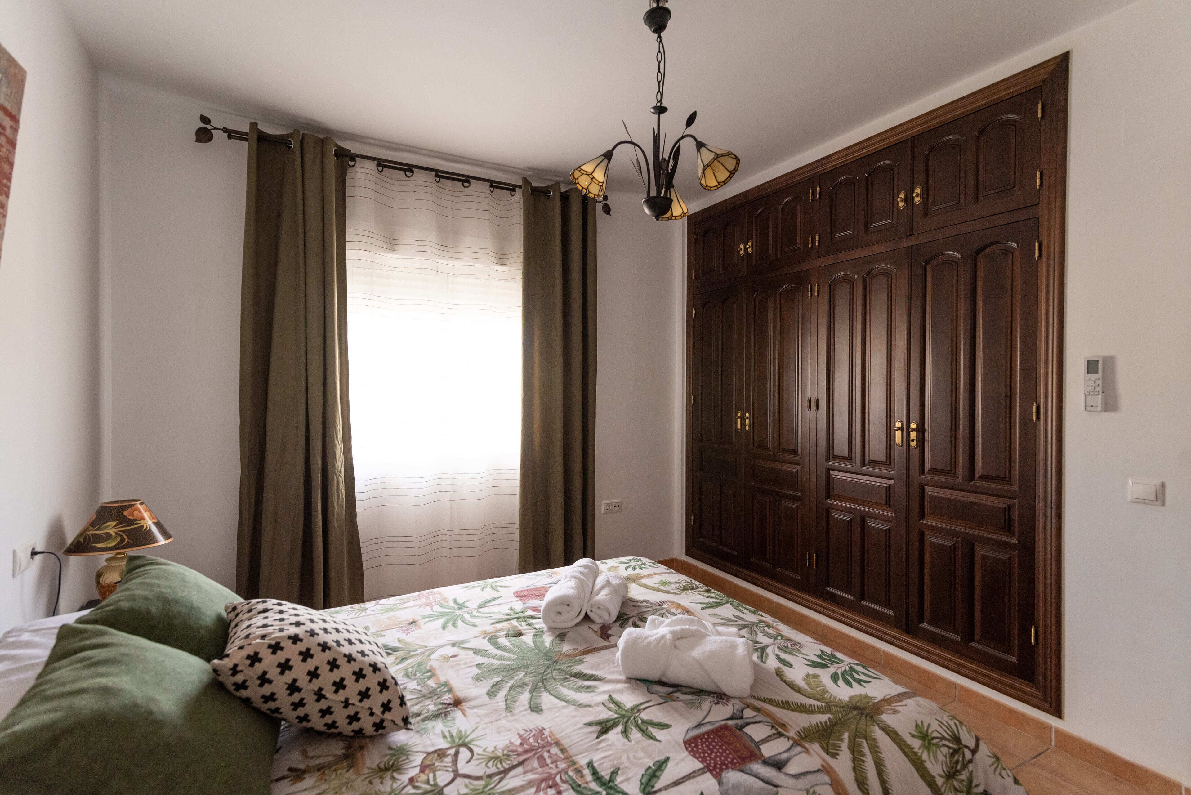 5 bedrooms, travel cot, WiFi, bed sheets