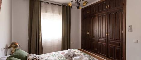 5 bedrooms, travel cot, WiFi, bed sheets