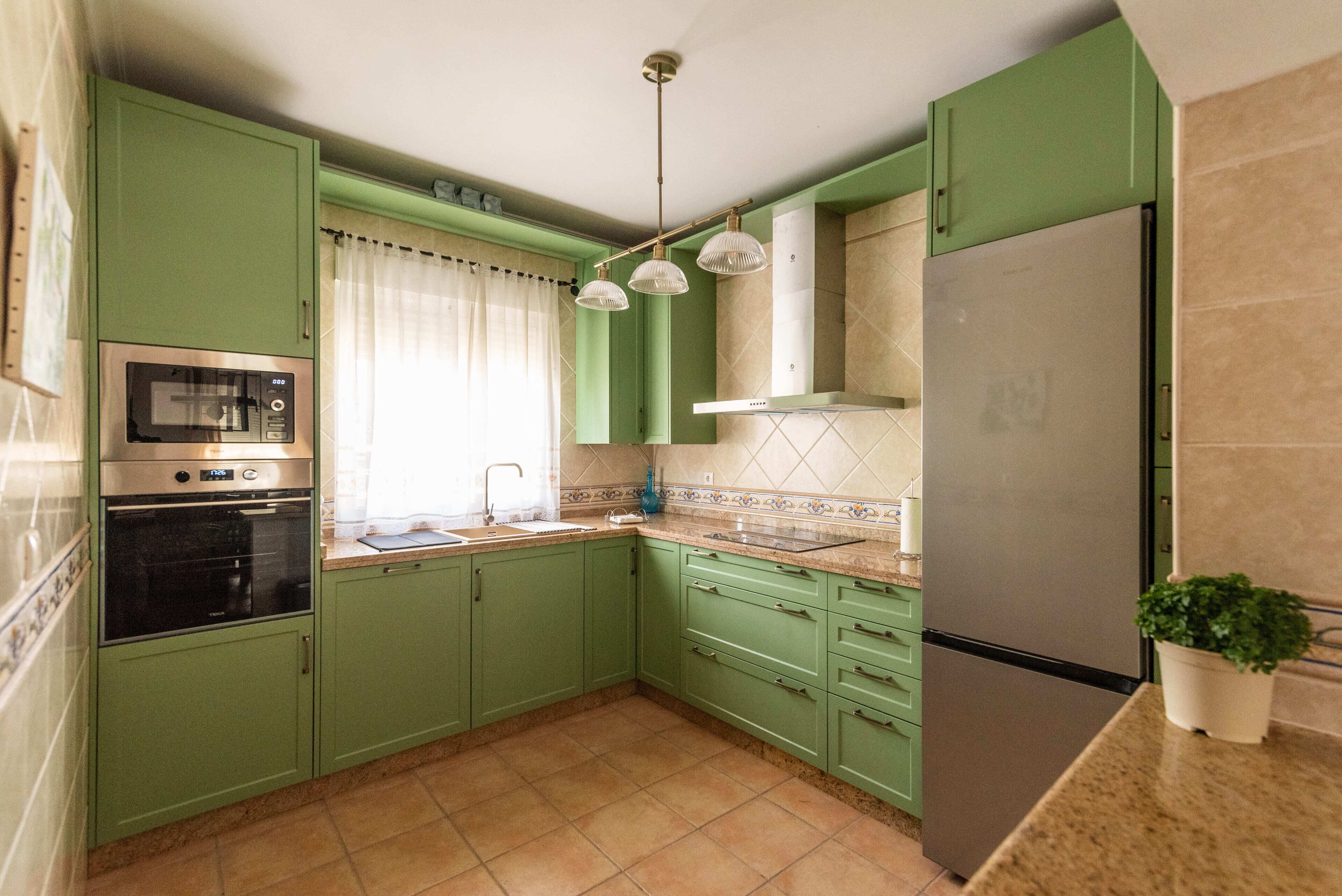 Frigorífico, microondas, horno y placa de cocina