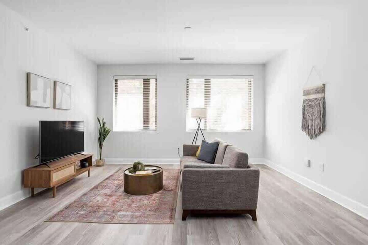 Apartemen Standar | Area keluarga | Smart TV 45-inci dengan saluran TV digital, TV, dan Netflix