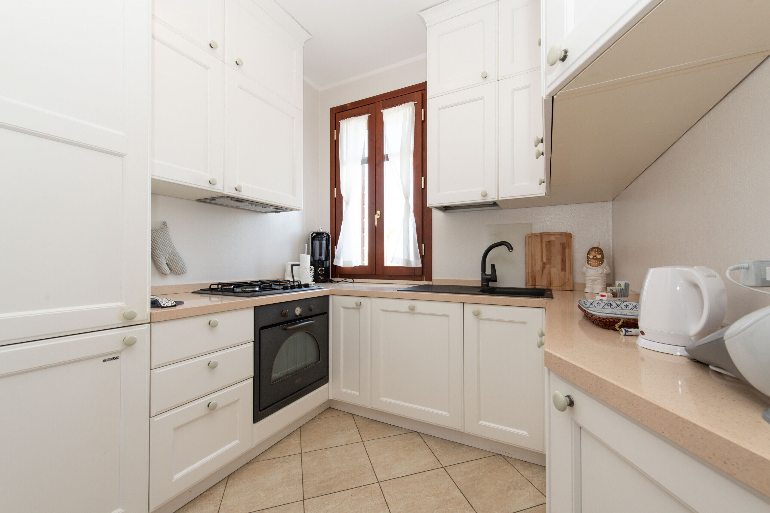 Kühlschrank, Ofen, Geschirrspüler, Wasserkocher mit Kaffee-/Teezubehör