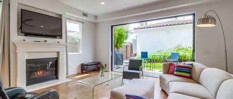 Televisión, chimenea y oficina