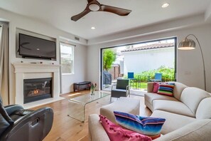 テレビ、暖炉、書斎 / ワークスペース