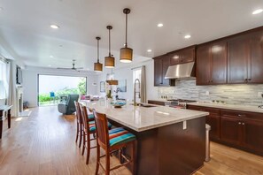 冷蔵庫、電子レンジ、オーブン、コンロ