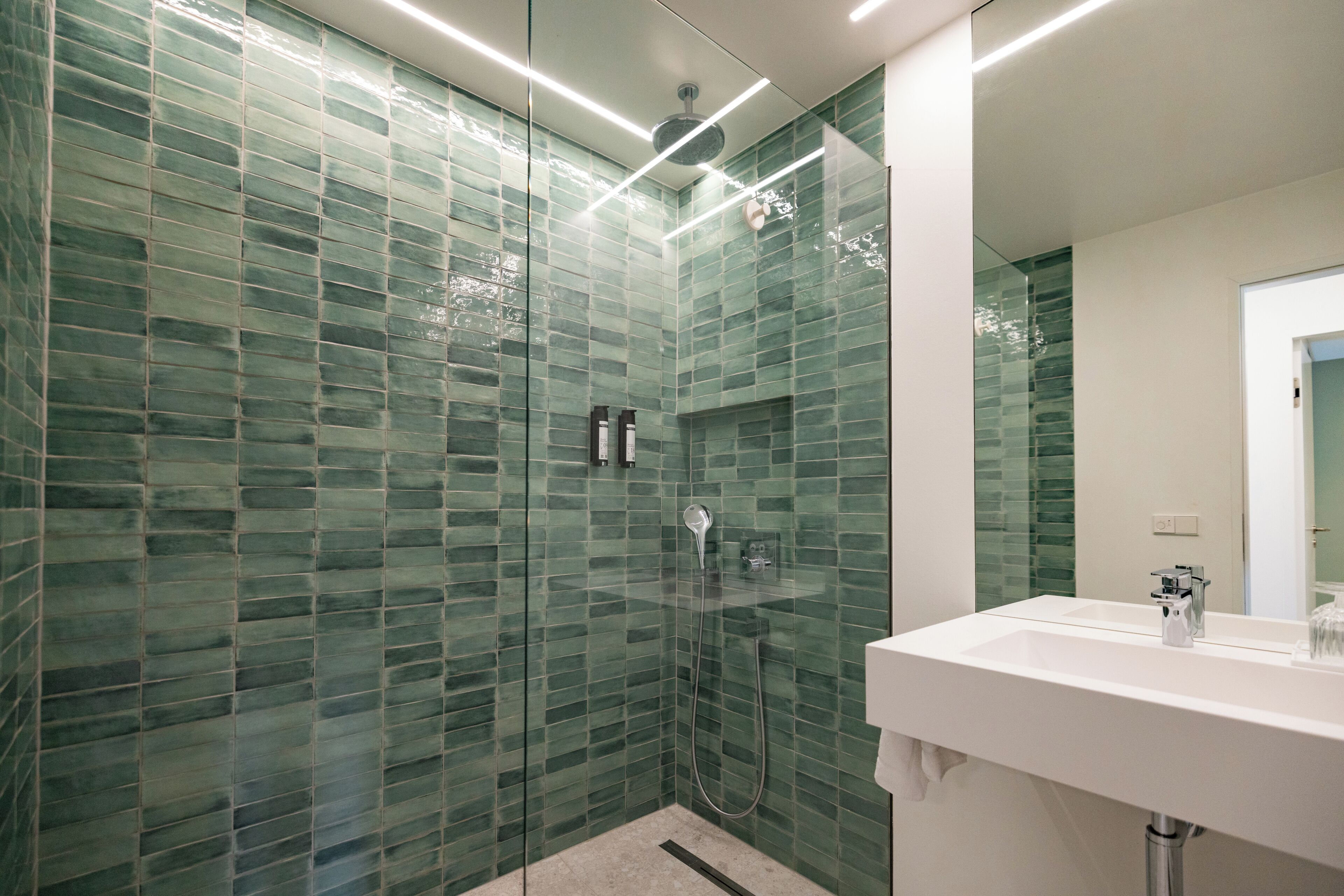 Appartement Classique | Salle de bain | Douche, douche à « effet pluie », sèche-cheveux, serviettes fournies