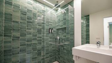 Appartement Classique | Salle de bain | Douche, douche à « effet pluie », sèche-cheveux, serviettes fournies