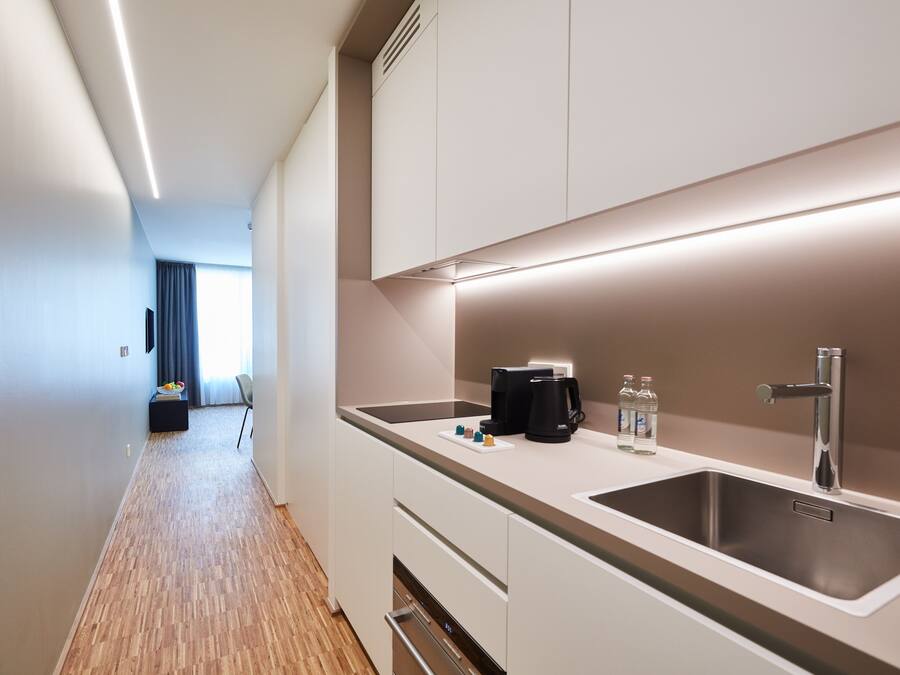 Kjøleskap, kokeplater, oppvaskmaskin og vannkoker