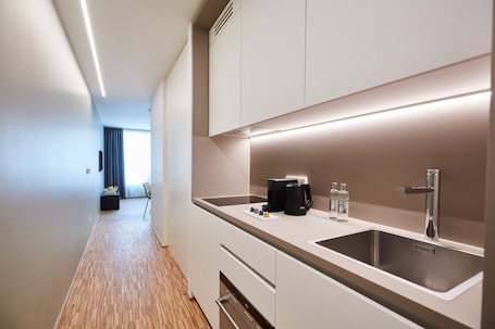 Frigorifero, piano cottura, lavastoviglie, bollitore elettrico. Residence du Lys