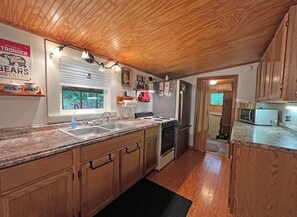 Fridge, microwave, oven, stovetop - Tarkiln Branch Cabin Secluded, Rustic, & Loaded with Country Charm. Pet Friendly! (Bryson City)