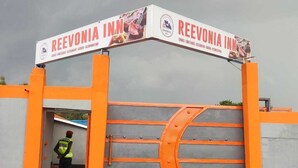 ReeVonian majatalon sisäänkäynti, portilla vartija.