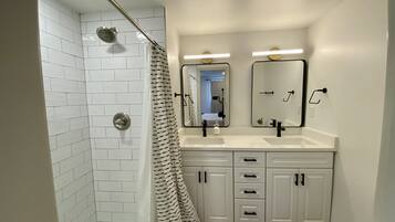 Dusche, Haartrockner, Handtücher