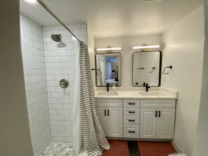 Douche, sèche-cheveux, serviettes fournies