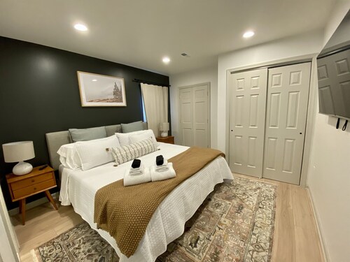 Top Floor Modern 2-Bed w/ King Bed Free Parking