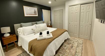 Top Floor Modern 2-Bed w/ King Bed Free Parking
