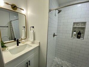 Badkar, hårtork och handdukar