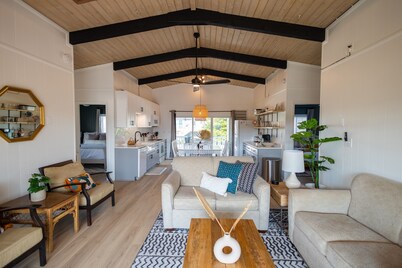 Coral Point - Updated Cozy 4 bedroom w/ Salt Water Pool