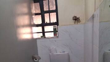 SĂšche-cheveux, serviettes fournies, savon, papier toilette