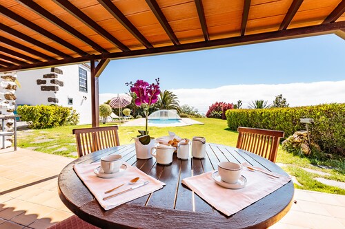 Casa con Piscina Privada y Jardines Bien Ubicada en La Palma