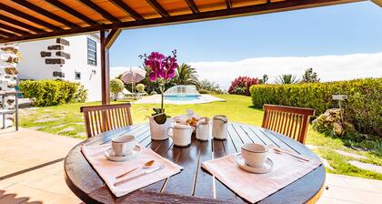 Casa con Piscina Privada y Jardines Bien Ubicada en La Palma