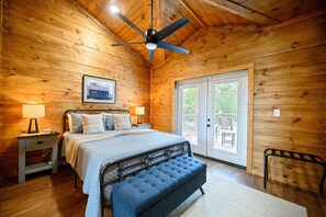 4 sovrum, skrivbord, strykjärn/strykbräda och resesäng