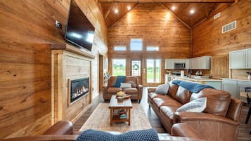 TV connectée, cheminée, livres