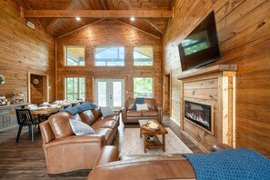 Smart TV, chimenea y libros 