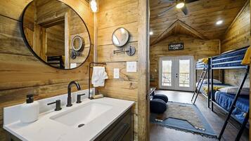 4 chambres, bureau, fer et planche à repasser, lit parapluie